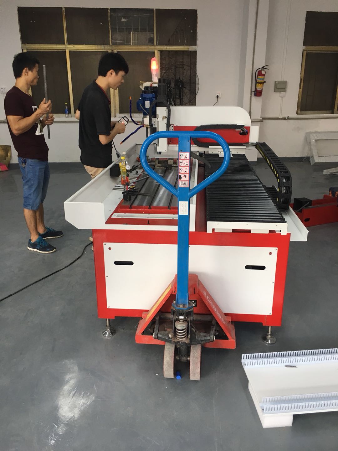 數(shù)控自動(dòng)鉆孔機(jī)出貨山東！