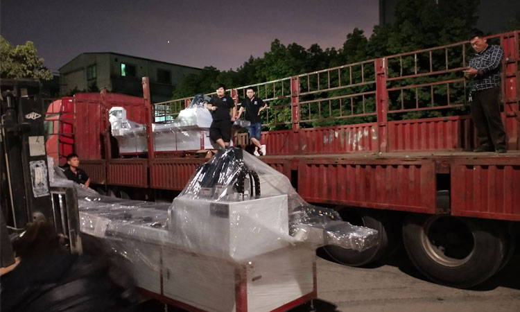 兩臺熱熔鉆攻機(jī)在裝車